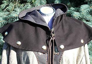 Schulterkragen mit Kapuze