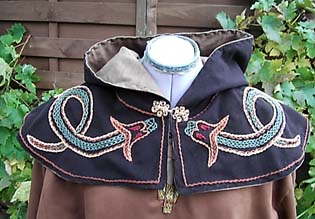 Schulterkragen mit Kapuze