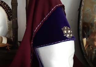 Henin mit Schleier violett