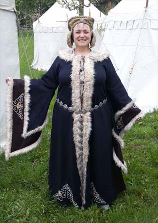Mantelkleid Stil 12. Jh.